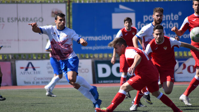 Diego Gámiz dispara a portería ante varios jugadores del Martos en el choque de ayer.