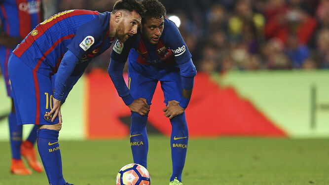 Leo Messi y Neymar examinan las opciones para el lanzamiento de una falta ante el Valencia.