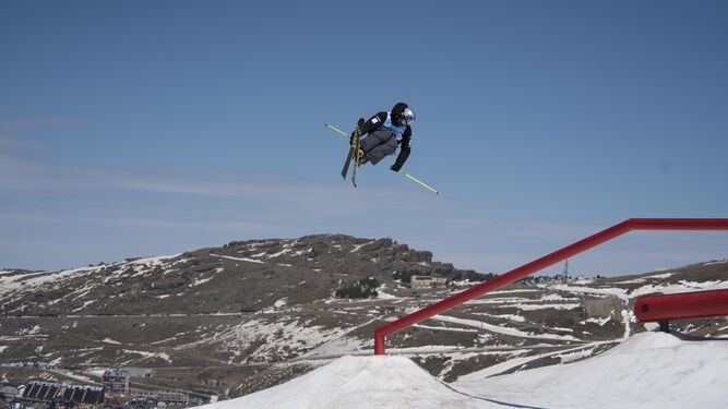 Un 'rider' en pleno vuelo por encima de una barra en la pista de 'slopestyle' situada en la Loma de Dílar.