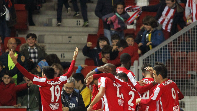 Los jugadores del Sporting felicitan a Babin después de marcar el tanto del 2-1 ante el Granada.