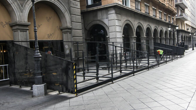 El montaje ha empezado ya en la calle Ganivet, donde se instala también el palco de la Federación y del Ayuntamiento.