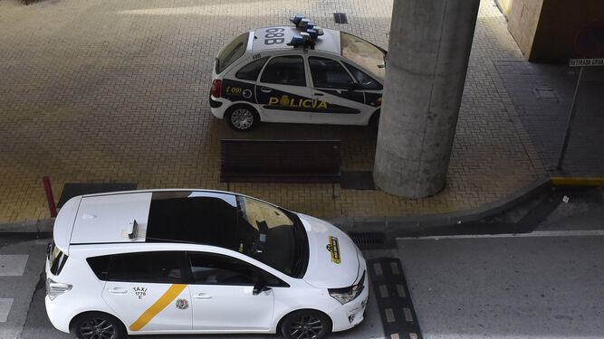 Un patrullero de la Policía Nacional, junto con dos taxis en el aeropuerto de San Pablo.