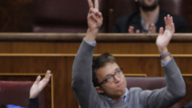 Pablo Iglesias e Íñigo Errejón, durante el pleno de ayer en el Congreso.