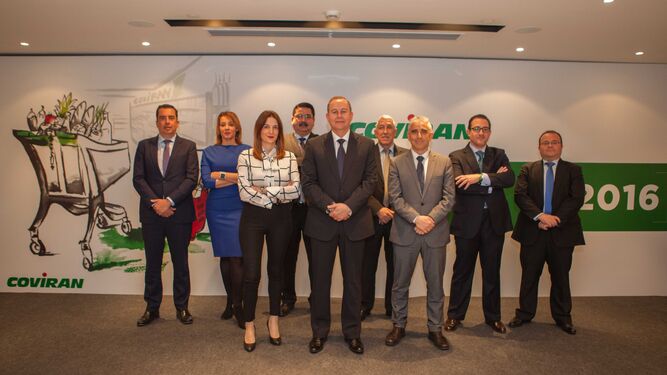 El presidente de Covirán, Luis Osuna, presentó ayer los resultados de la cooperativa acompañado por el equipo de dirección de la compañía.