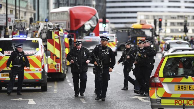 Policías británicos, ayer en las inmediaciones del lugar en el que produjo el atentado.