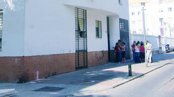 Fachada del número 8 de la calle Burdeos, en Los Bermejales.