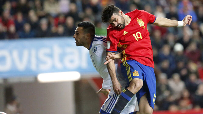 El delantero del Chelsea Diego Costa cabecea para hacer el tercer gol de la selección española ante Israel, ayer en El Molinón.