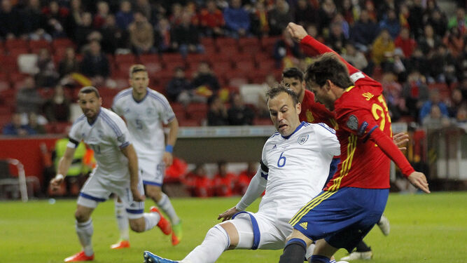 David Silva remata con la zurda para marcar el 1-0 para España.