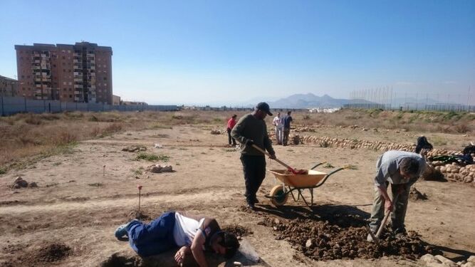 Arqueólogos y técnicos trabajan sobre los restos hallados dentro de la parcela de la Ciudad Deportiva del Granada CF.