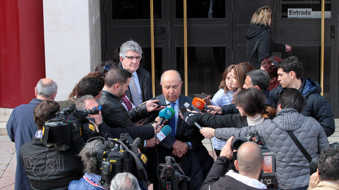 El ex alcalde granadino Torres Hurtado atiende a los medios a su salida ayer de los juzgados.