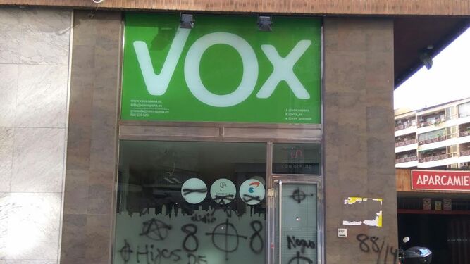 Las pintadas vandálicas se extienden a  la sede de VOX