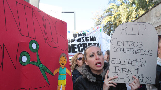 Protesta frente a la Delegación de Educación, en La Normal.