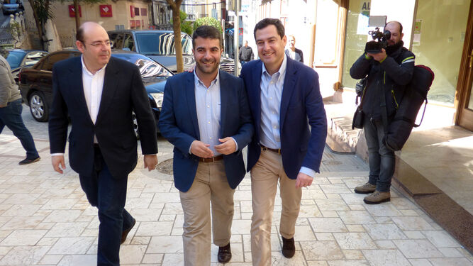 El presidente del PP andaluz, acompañado de Sebastián Pérez y del alcalde de Loja.