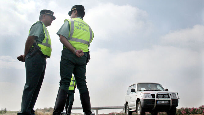 Dos guardias civiles, durante un control de tráfico.