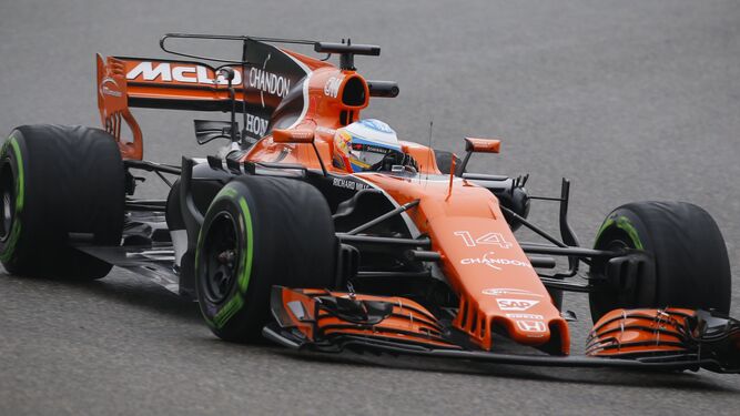 Fernando Alonso, a bordo de su McLaren en Shanghái.