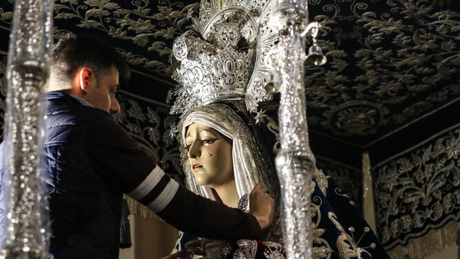 Jorge Heredia ultima la vestimenta de la Virgen de la Concepción, que sale este Jueves Santo.