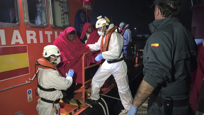 Las 52 personas rescatadas el viernes llegaron a Motril pasada la medianoche.