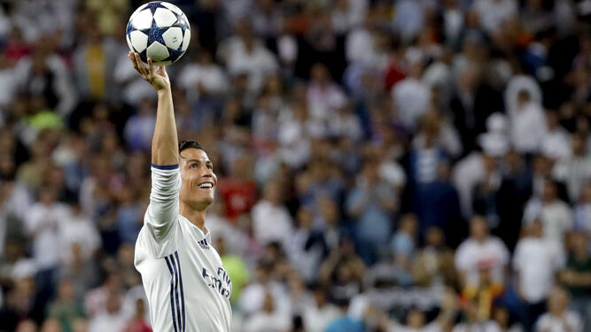 Cristiano Ronaldo se lleva el balón del partido ante el Bayern de Múnich del pasado martes tras hacer marcar goles.