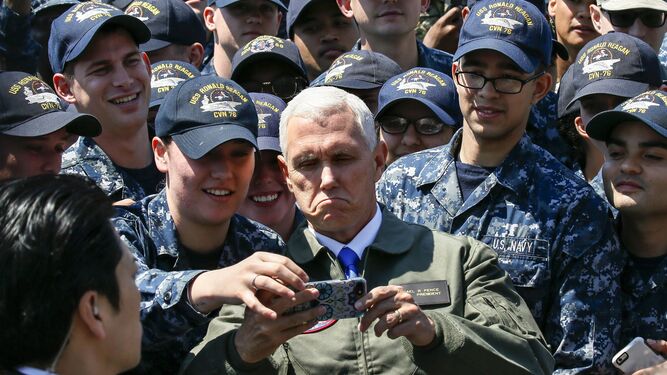 El vicepresidente estadounidense,  Mike Pence, trata de tomarse fotos con el teléfono de una infante de marina a bordo del portaaviones nuclear 'Ronald Reagan'.