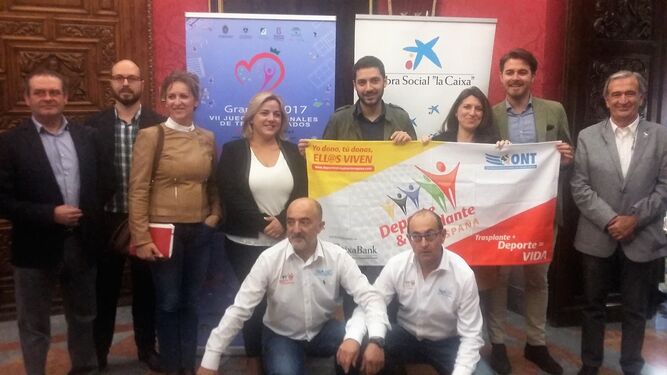 Los organizadores y colaboradores de los Juegos de Trasplantados, ayer en el Ayuntamiento de Granada.