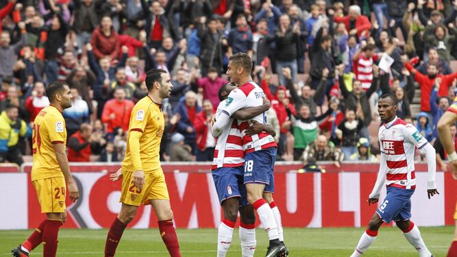 Boga levanta a Andreas Pereira tras marcar el 1-0 contra el Sevilla en la primera vuelta.