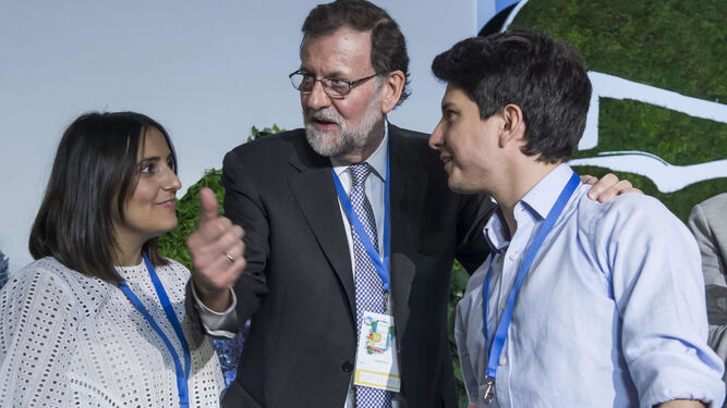 Mariano Rajoy, entre la presidenta saliente de Nuevas Generaciones, Beatriz Jurado, y su sucesor en el cargo, Diego Gago.