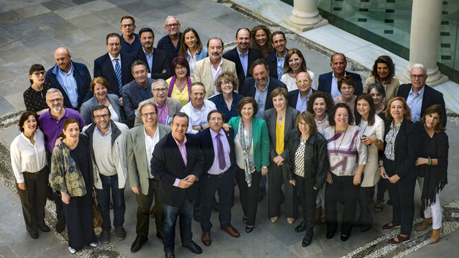 Miembros del Observatorio junto a los delegados de la Junta en Granada y la consejera de Igualdad y Políticas Sociales.