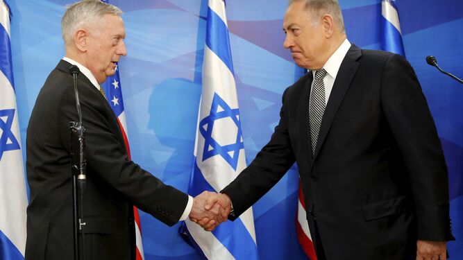 El secretario de Defensa de EEUU, James Mattis, y el primer ministro de Israel, Benjamin Netanyahu, se saludan ayer en Jerusalén.