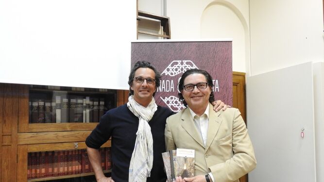 César Requeséns con el editor Thomas Jonglez, en la presentación en la Casa de España en París.