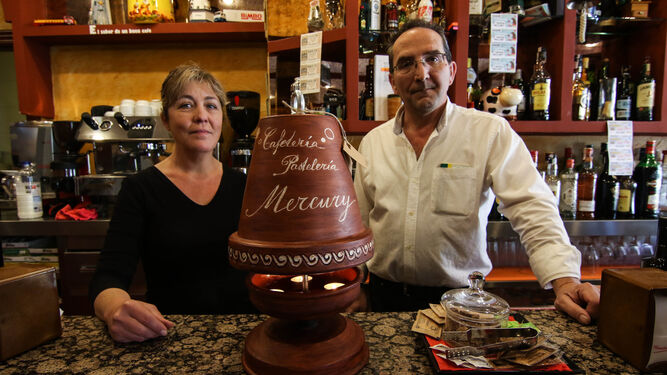 Maleni Villena y José Manuel Fernández, dueños de la Cafetería.
