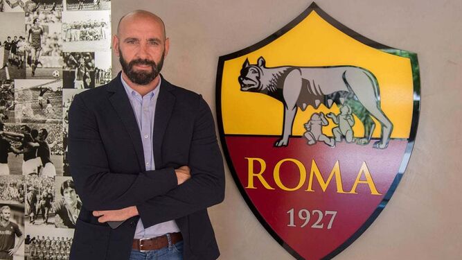 Monchi posa ante el escudo de la Roma tras firmar su contrato.
