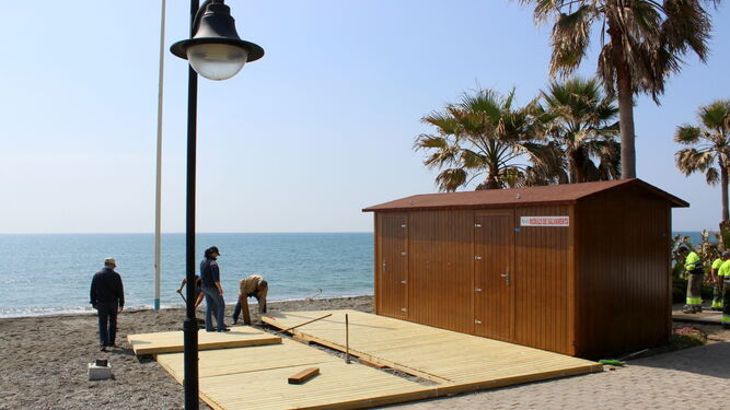Instalación de los nuevos módulos sanitarios y de salvamento en las playas.