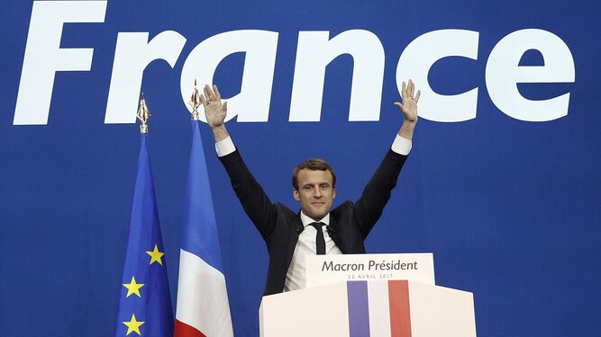 Emmanuel Macron celebra ayer su victoria en la primera ronda de las elecciones francesas.
