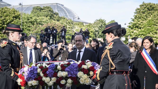 El presidente francés, François Hollande, depositaba ayer una corona por el 120 aniversario del genocidio armenio.