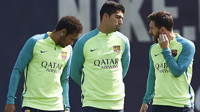 Luis Suárez y Messi dialogan, con Neymar junto a ellos, en el entrenamiento de ayer del Barcelona.
