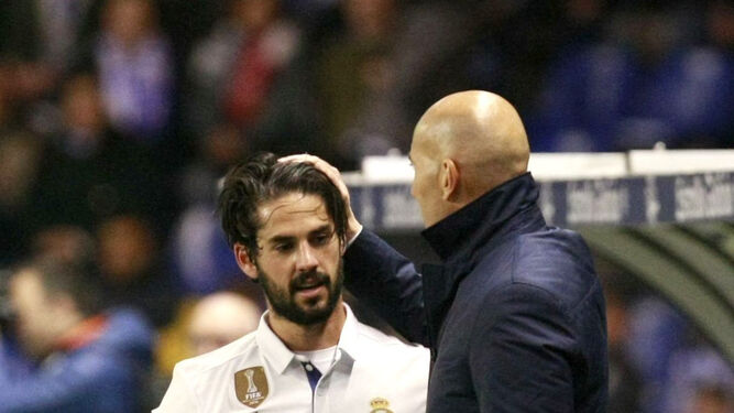 Zidane felicita a Isco.