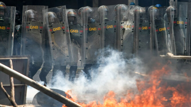 Efectivos de la Guardia Nacional Bolivariana bloquean el paso a los manifestantes opositores en las calles de Caracas el pasado miércoles.