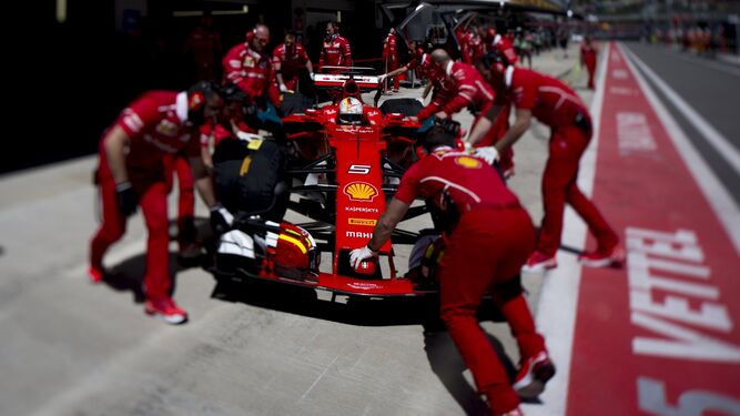 Sebastian Vettel, en 'boxes'.