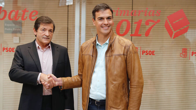 Sánchez y Javier Fernández, en el debate de las primarias.