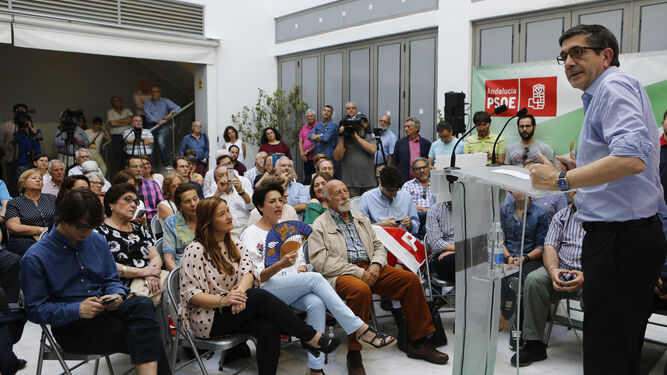 Patxi López se dirige a los militantes reunidos en el acto celebrado ayer en la sede del PSOE de Sevilla.