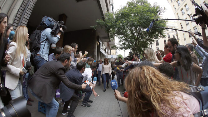 Los periodistas hacen un pasillo a Susana Díaz, ayer a su llegada a la sede del PSOE en la calle Ferraz de Madrid.