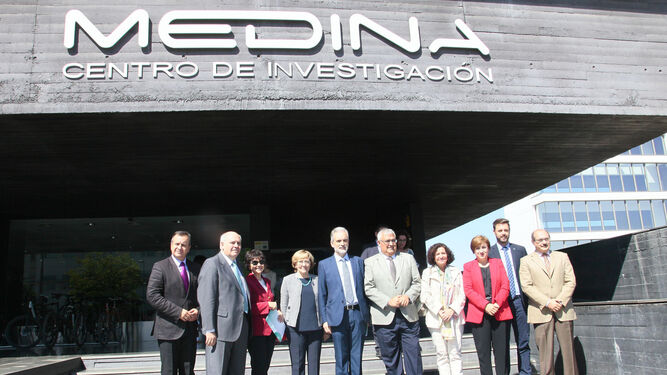 Foto de familia con los representantes de Junta, UGR, MSD y Medina, ayer en la entrega de la colección.