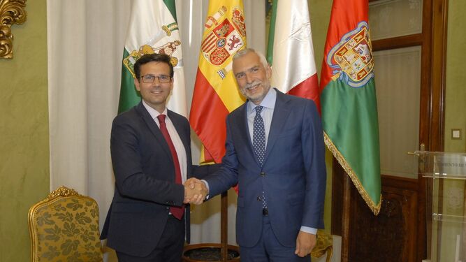 El  alcalde y el embajador italiano.