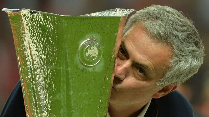 Mourinho besa la copa de campeón de la Liga Europa el miércoles.