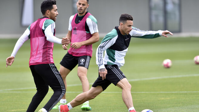 Rubén Castro, junto a Petros y Bruno, en un entrenamiento.