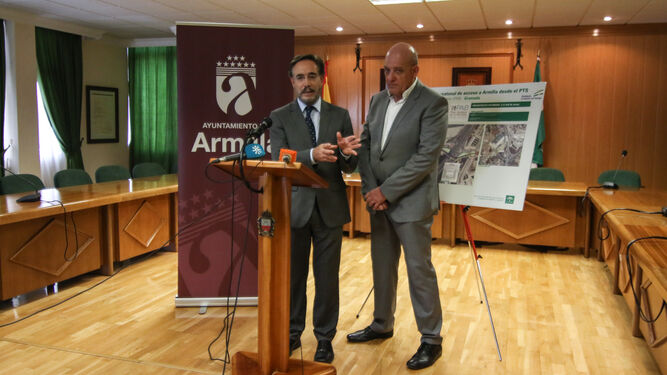 Felipe López y Gerardo Sánchez, en su comparecencia de ayer en el Ayuntamiento de Armilla.