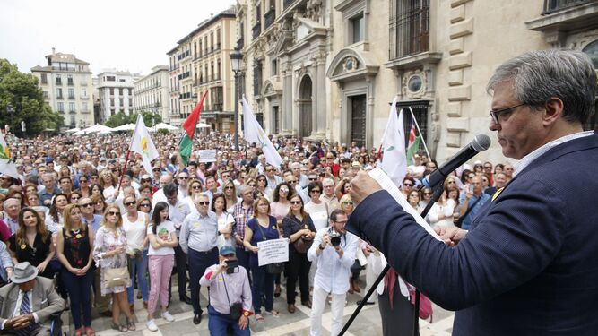 César Girón se dirige a los manifestantes que luchan por la capitalidad judicial.