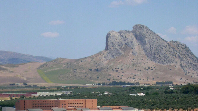 Vista de uno de los polígonos industriales de Antequera, con la peña de Los Enamorados al fondo.
