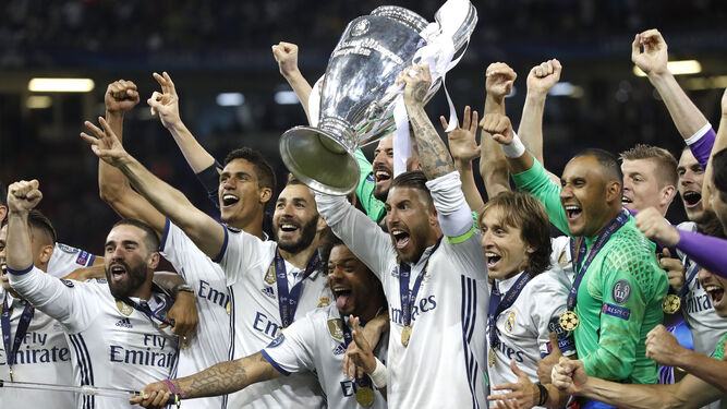 Ramos levanta la copa de la última 'Champions'.