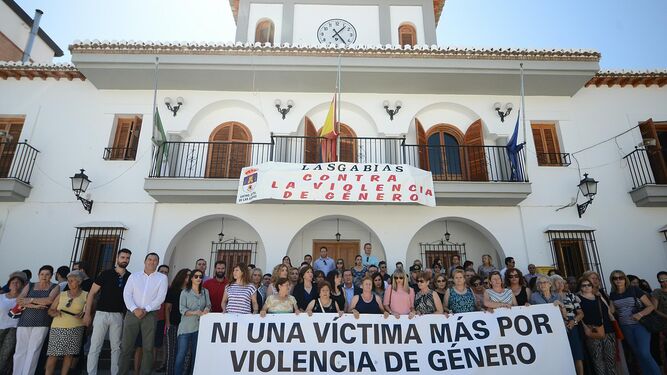 Vecinos de Las Gabias se concentraron ayer junto a representantes institucionales del municipio y la provincia para guardar cinco minutos de silencio y condenar el asesinato.